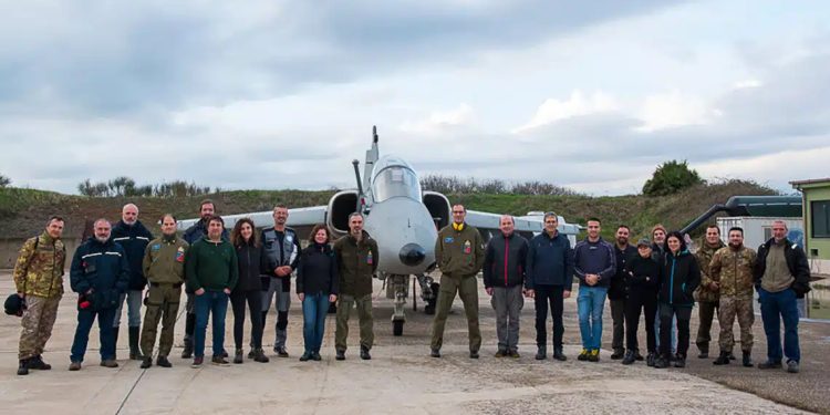 Primi test su jet militari: con biocarburanti -40% di emissioni inquinanti