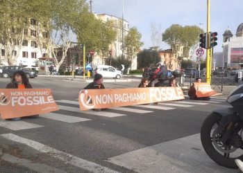 Clima, attivisti Ultima Generazione bloccano traffico in viale Tor di Quinto a Roma