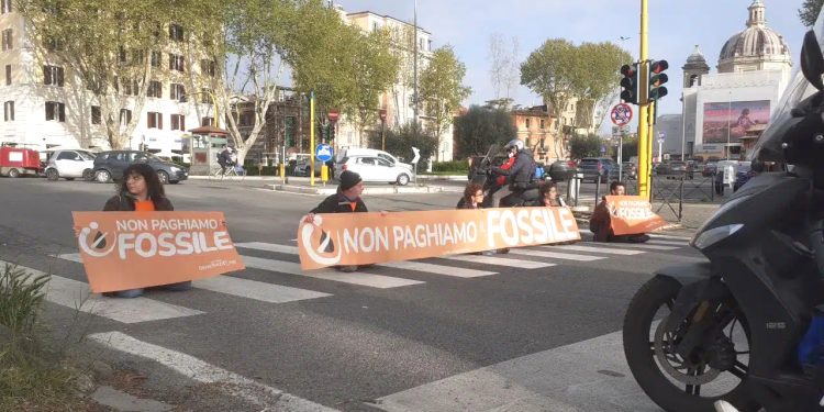 Clima, attivisti Ultima Generazione bloccano traffico in viale Tor di Quinto a Roma