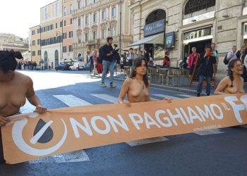 Blitz Ultima generazione a Roma: a petto nudo bloccano via del Tritone