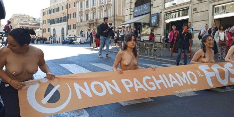 Blitz Ultima generazione a Roma: a petto nudo bloccano via del Tritone