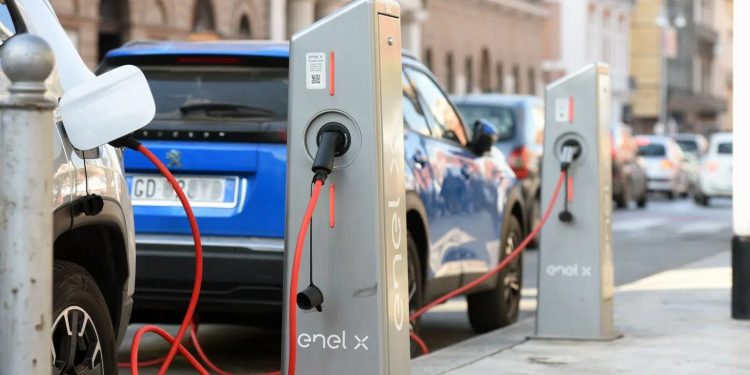 Un’auto su 5 venduta nel 2023 sarà green. Boom elettrico ridurrà domanda petrolio