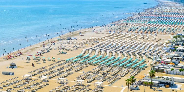 Boom prezzi voli e alberghi ma un italiano su 3 non rinuncia al ponte del 2 giugno