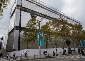 Louis Vuitton diventa un caso politico a Parigi: ecologisti contro una pubblicità iconica