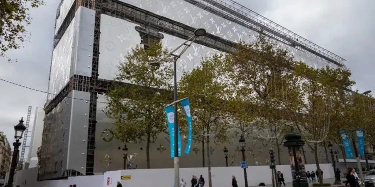 Louis Vuitton diventa un caso politico a Parigi: ecologisti contro una pubblicità iconica