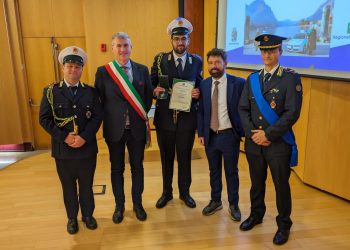 Marmirolo, l’agente di Polizia Elia Savoia riceve Croce e nastrino da regione Lombardia