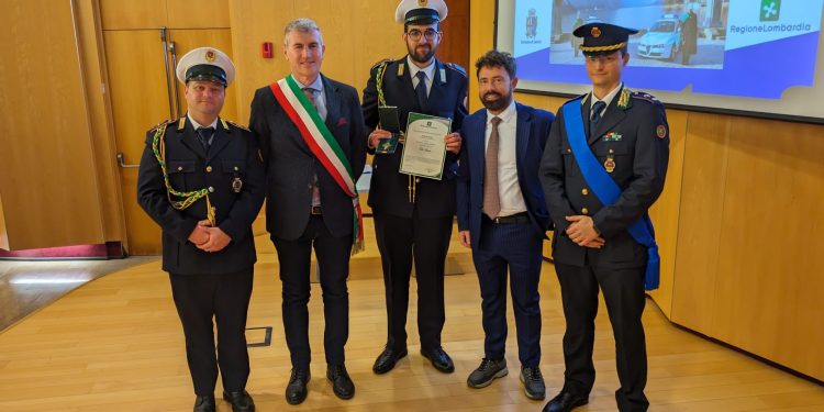 Marmirolo, l’agente di Polizia Elia Savoia riceve Croce e nastrino da regione Lombardia