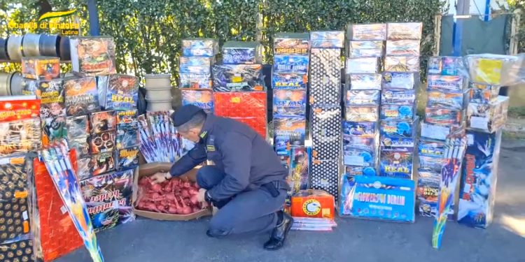 Capodanno, oltre 40 tonnellate di botti illegali sequestrati dalla Finanza