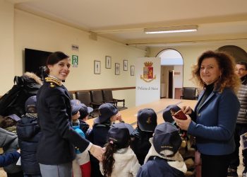 I piccoli alunni in vista alla Questura di Mantova: che emozione con le Volanti