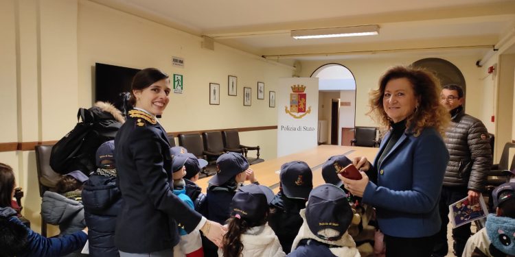 I piccoli alunni in vista alla Questura di Mantova: che emozione con le Volanti