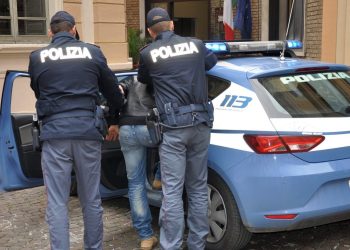 Morde un agente di polizia durante un controllo, arrestato