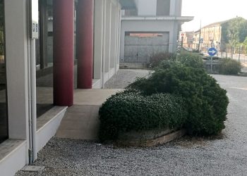 “Difficile per i disabili entrare nella farmacia comunale”: è protesta