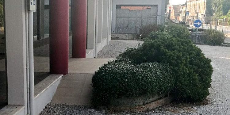 “Difficile per i disabili entrare nella farmacia comunale”: è protesta