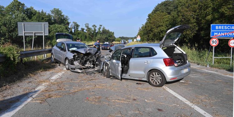 Frontale tra due auto sul confine tra Castiglione e Lonato: muore un 16enne