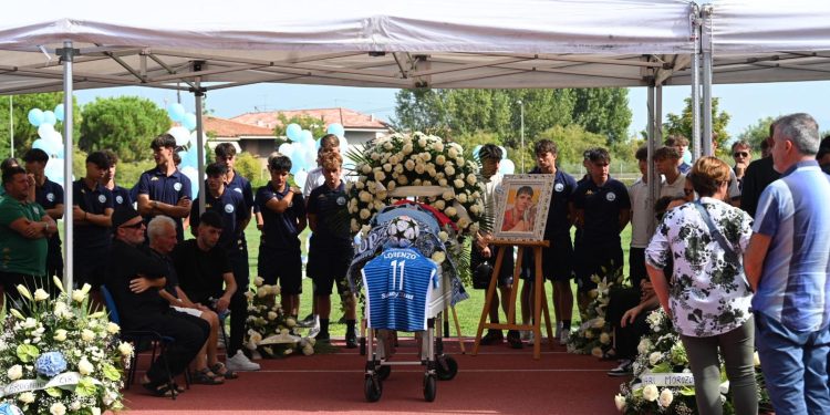 Centinaia di persone per l’estremo saluto al giovane Lorenzo Cela
