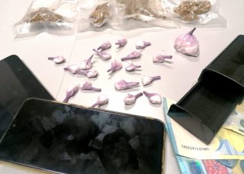 Con la droga nascosta sotto l’auto con la calamita e sotto al sedile: in arresto