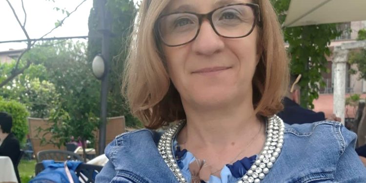 “Un po’ di mal di gola e febbre”: Insegnante muore in 24 ore