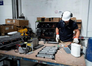 Tesla contro Byd: ricercatori smontano le batterie per scoprirne i segreti