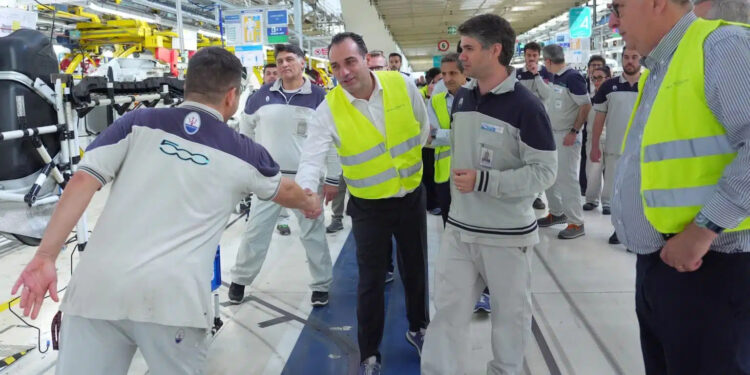 Stellantis, visita a sorpresa di Filosa a Mirafiori. Sindacati: “E’ un bel segnale”