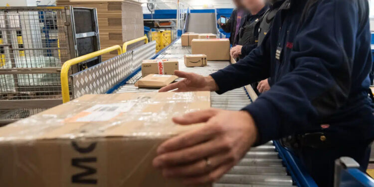 Entrano ufficialmente in vigore in Usa i dazi sui pacchi postali: imposte dal 10% al 50%