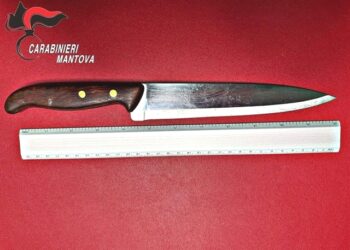 Violenta lite familiare finisce nel sangue: marito accoltellato dalla moglie