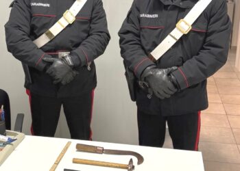 Armato fino ai denti, minaccia la sua ex di morte e poi aggredisce i Cc: bloccato col taser