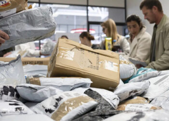 Dazio di 3 euro sui pacchi extra Ue da 1 luglio 2026. Italia anticipa a 1° gennaio