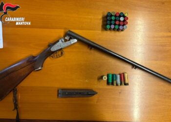 Non poteva detenere armi, ma i carabinieri gli trovano in casa doppietta e munzioni