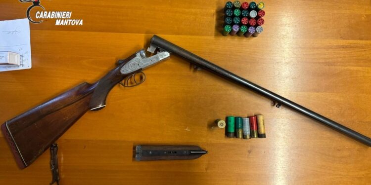 Non poteva detenere armi, ma i carabinieri gli trovano in casa doppietta e munzioni