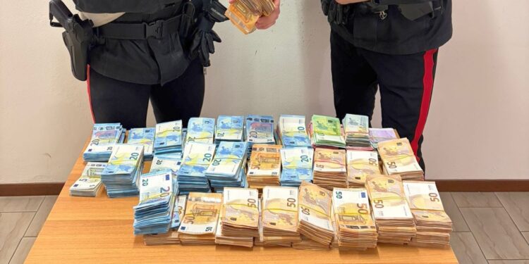 Fermato al casello autostradale: tra auto e casa, 440mila euro in contanti