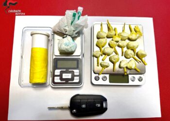 In giro con in auto con la cocaina nascosta sotto la leva del cambio