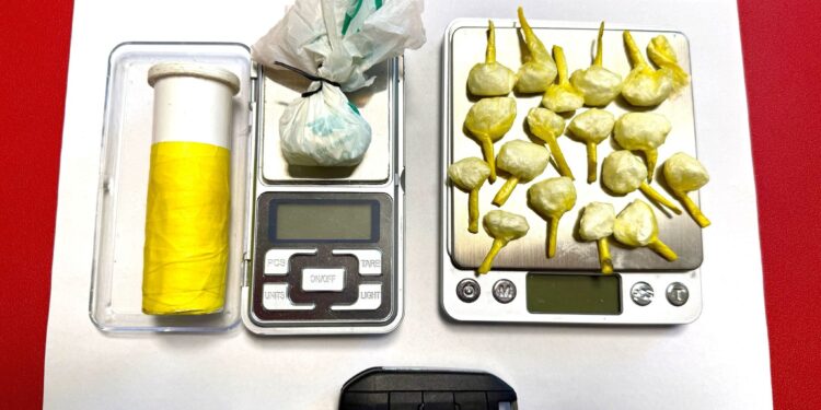 In giro con in auto con la cocaina nascosta sotto la leva del cambio