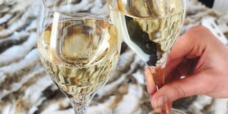 Scoppia la guerra dello champagne: Trump minaccia dazi del 200% alla Francia