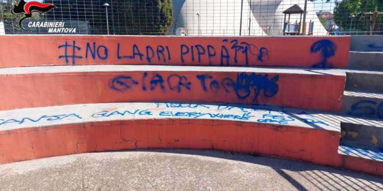 Imbratta il parco pubblico con la vernice spray: studente 18enne beccato e denunciato