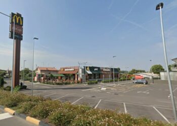 Asola: piomba nel Mc Donald’s e aggredisce un 19enne e un 22enne con una baionetta