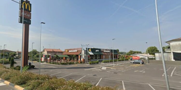 Asola: piomba nel Mc Donald’s e aggredisce un 19enne e un 22enne con una baionetta