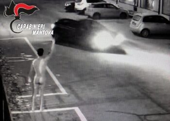 Piomba nudo e strafatto dai carabinieri e abbandona stupefacenti: “Me l’ha detto Allah”