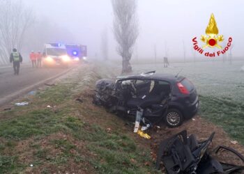 Ghiaccio e nebbia: schianto frontale tra auto e furgone