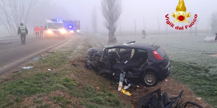 Ghiaccio e nebbia: schianto frontale tra auto e furgone