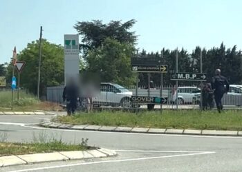 Pretende il pagamento di una prova di lavoro, poi se la prende con i Cc e li colpisce a sassate