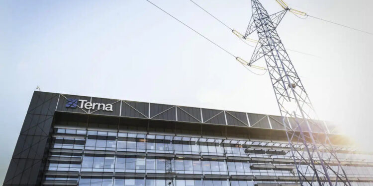 A giugno consumi elettrici +1,8%, nel primo semestre produzione fotovoltaica +19,2%