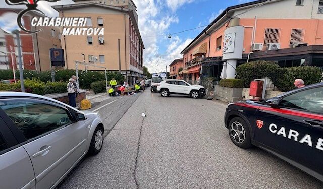 Travolto e ucciso sotto gli occhi di moglie e figli mentre risale in auto