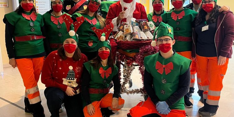 Forze dell’ordine e associazioni portano il Natale in ospedale ad Asola