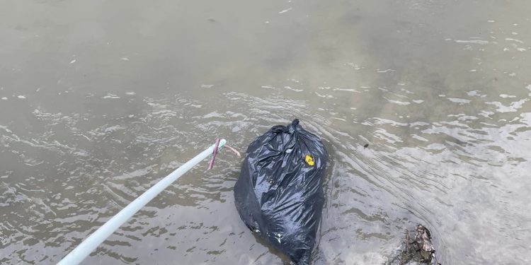 Redondesco: sacco di rifiuti gettato nel canale e recuperato dal vicesindaco