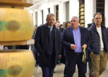 Il ministro Lollobrigida in visita al Consorzio Virgilio: “Bene, ma problemi da risolvere”