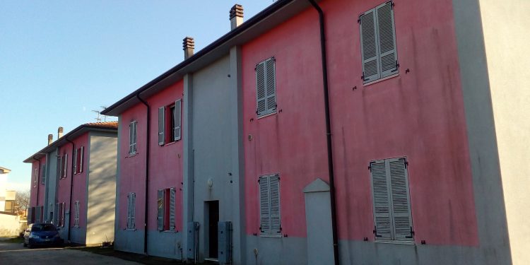 Giù i vecchi alloggi popolari di Canneto: cinque famiglie traslocano