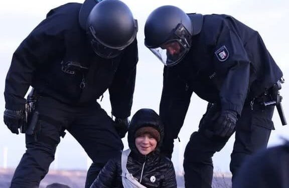 Scontri durante protesta contro miniera carbone in Germania. La polizia porta via Greta Thunberg