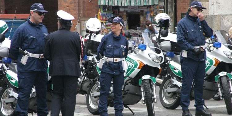 A passeggio con l’auto non assicurata: maxi multa e Jaguar sequestrata