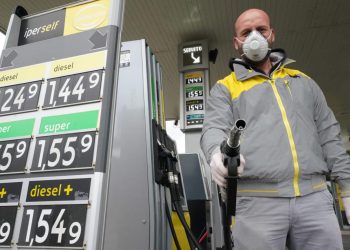 Governo e benzinai trattano sullo sciopero. Antitrust indaga su 5 compagnie per i prezzi