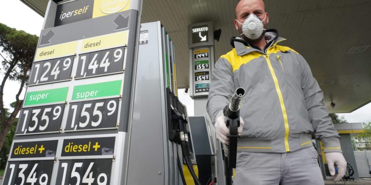 Governo e benzinai trattano sullo sciopero. Antitrust indaga su 5 compagnie per i prezzi